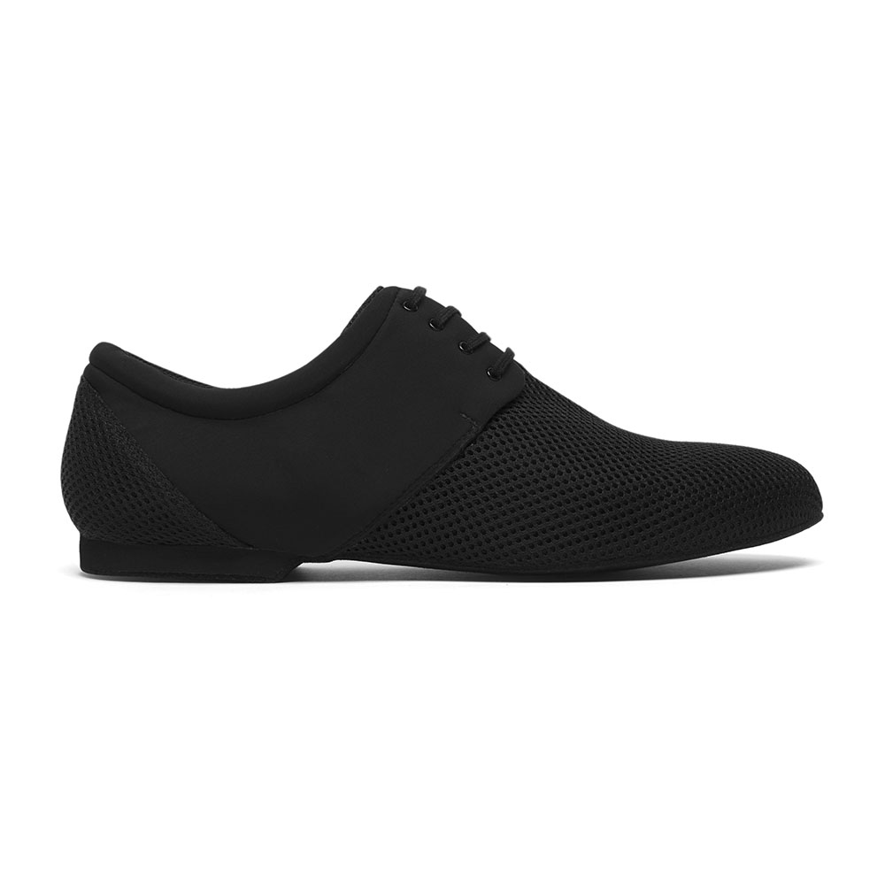 Dieser atmungsaktive in Italien hergestellte Herren Trainerschuh aus angenehm weichem Material sitzt dank seines leichten Gewichts und des dezenten 1-cm-Absatzes besonders komfortabel am Fuß.