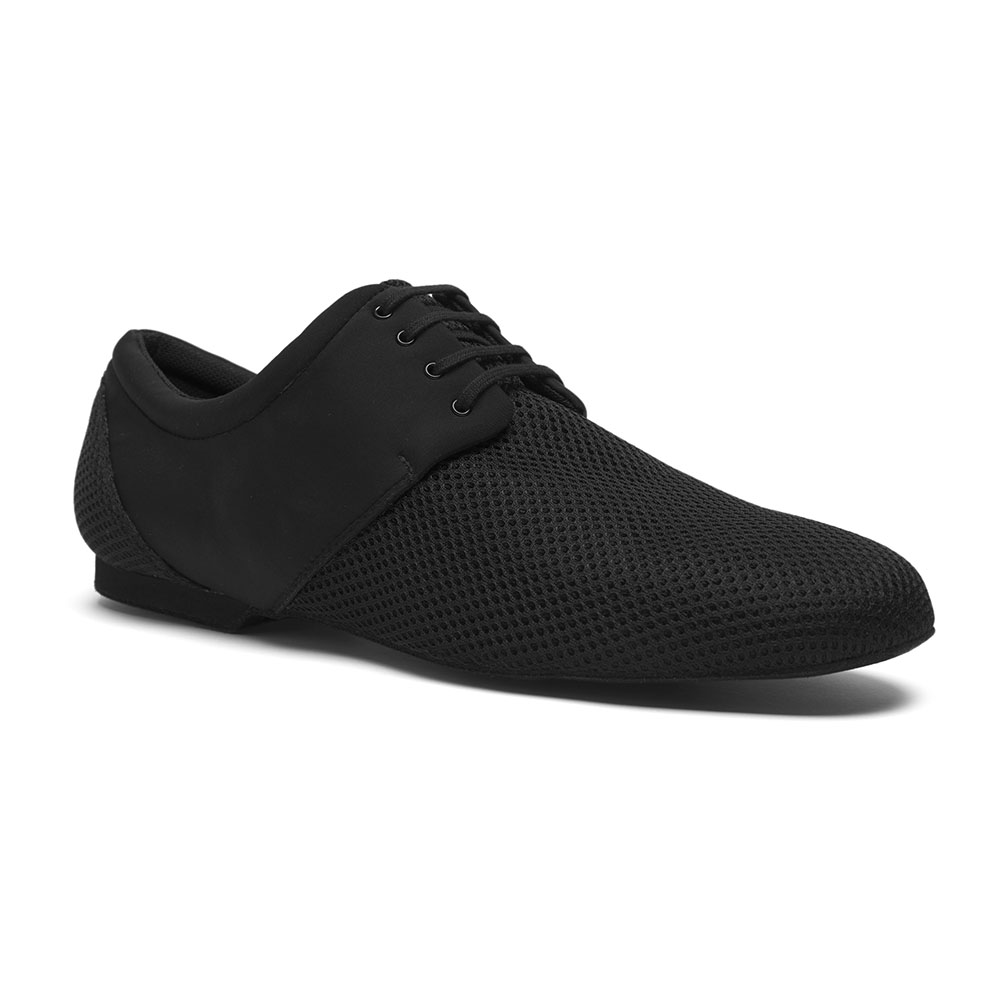 Dieser atmungsaktive in Italien hergestellte Herren Trainerschuh aus angenehm weichem Material sitzt dank seines leichten Gewichts und des dezenten 1-cm-Absatzes besonders komfortabel am Fuß.