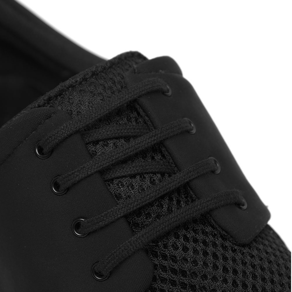 Dieser atmungsaktive in Italien hergestellte Herren Trainerschuh aus angenehm weichem Material sitzt dank seines leichten Gewichts und des dezenten 1-cm-Absatzes besonders komfortabel am Fuß.