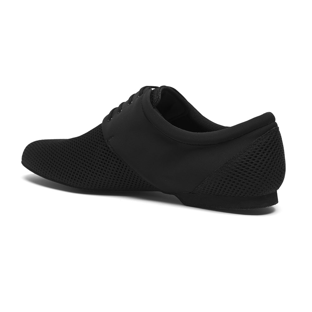 Dieser atmungsaktive in Italien hergestellte Herren Trainerschuh aus angenehm weichem Material sitzt dank seines leichten Gewichts und des dezenten 1-cm-Absatzes besonders komfortabel am Fuß.