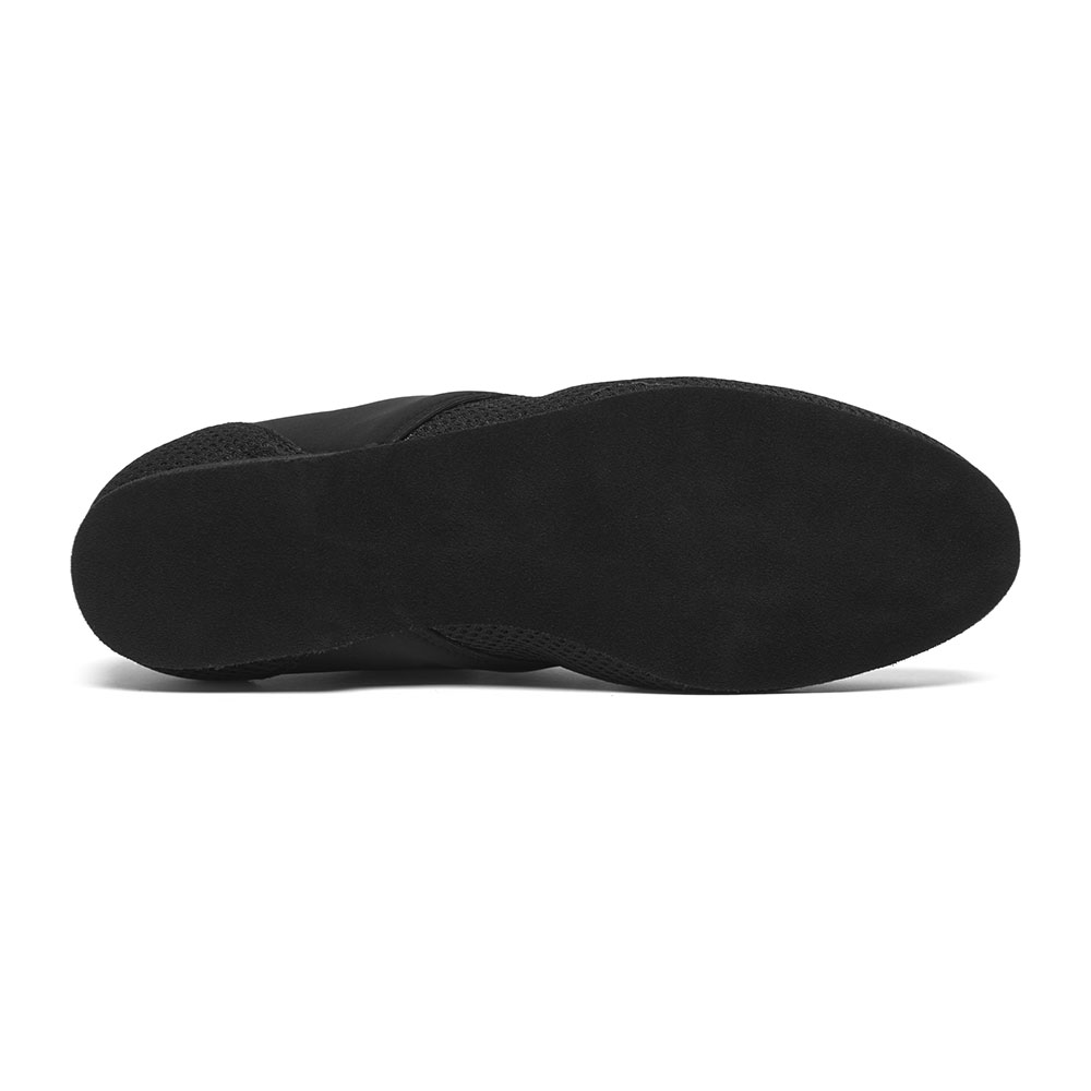 Dieser atmungsaktive in Italien hergestellte Herren Trainerschuh aus angenehm weichem Material sitzt dank seines leichten Gewichts und des dezenten 1-cm-Absatzes besonders komfortabel am Fuß.