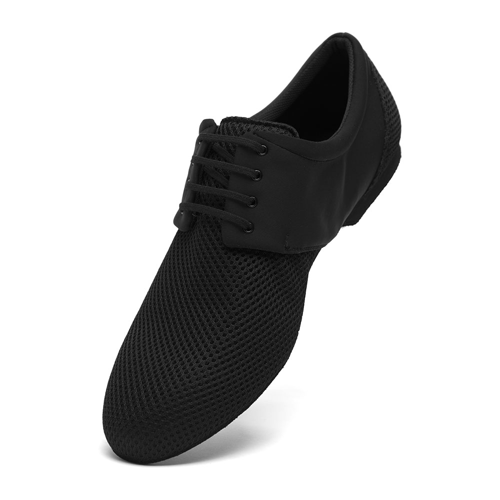 Dieser atmungsaktive in Italien hergestellte Herren Trainerschuh aus angenehm weichem Material sitzt dank seines leichten Gewichts und des dezenten 1-cm-Absatzes besonders komfortabel am Fuß.